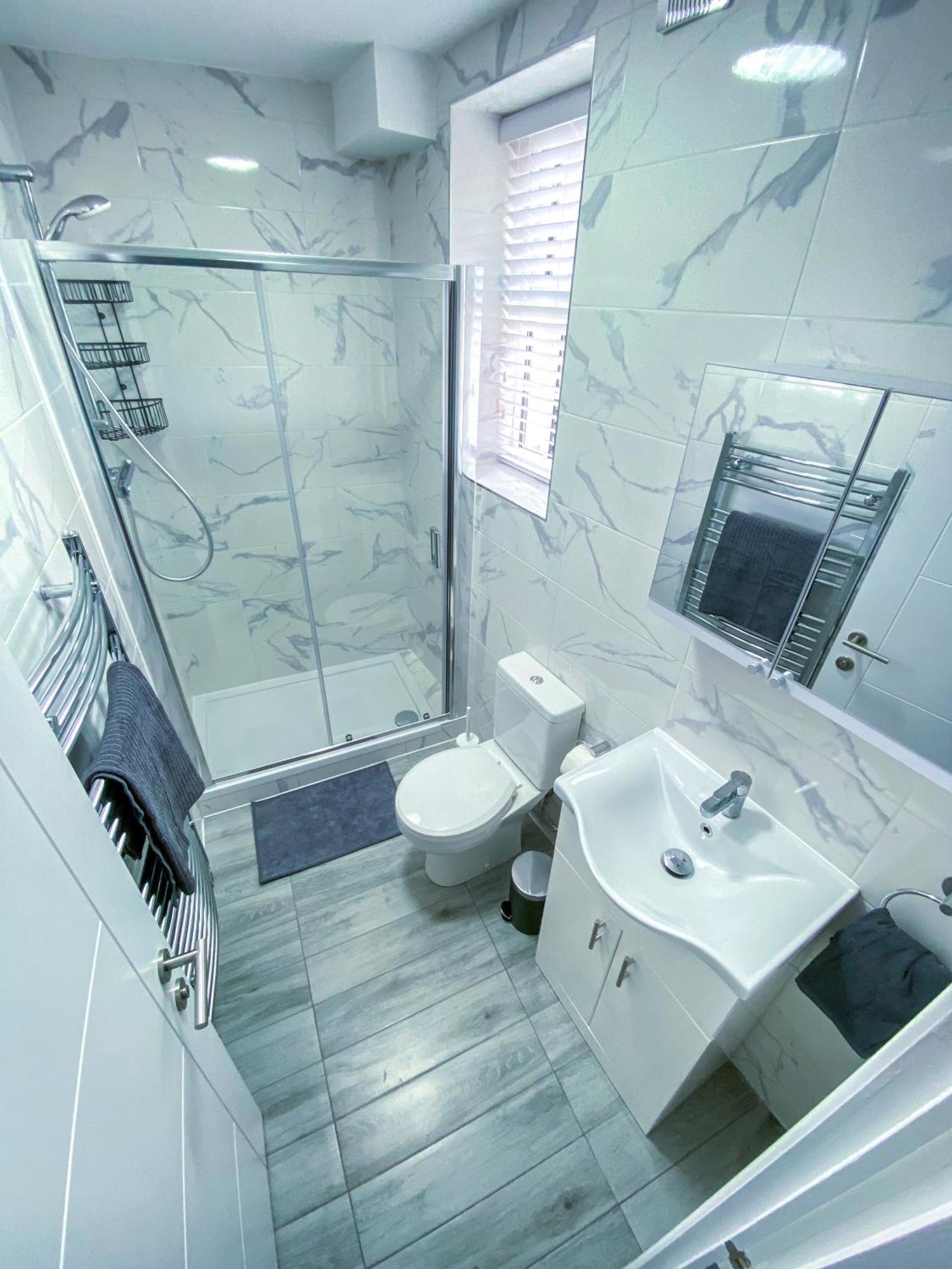 Modern 1-Bedroom Flat, 5 Guest, London - F2 Exterior photo