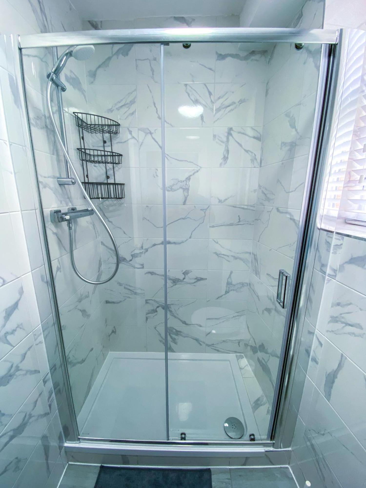 Modern 1-Bedroom Flat, 5 Guest, London - F2 Exterior photo